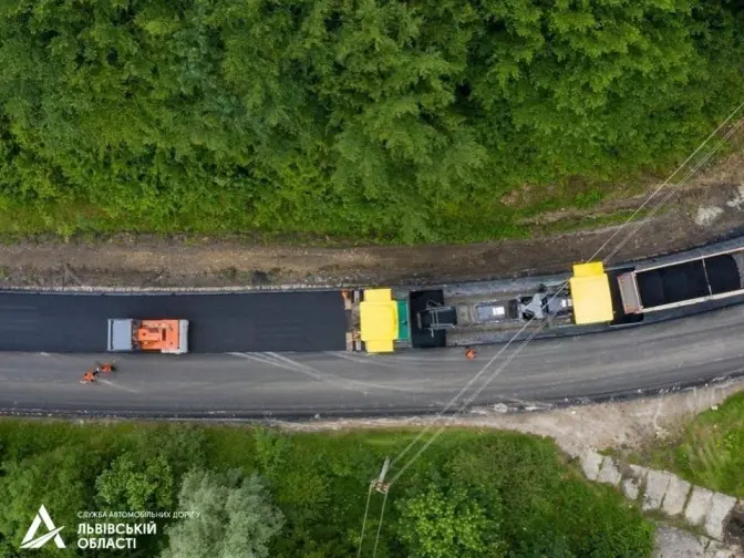 Як на Львівщині ремонтують дорогу до курортної Східниці. Фото
