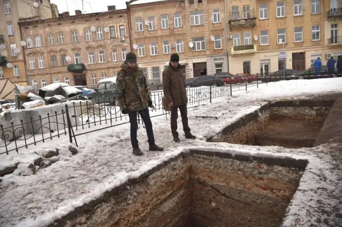 Посуд і кладовище: чим завершились археологічні розкопки на львівській площі