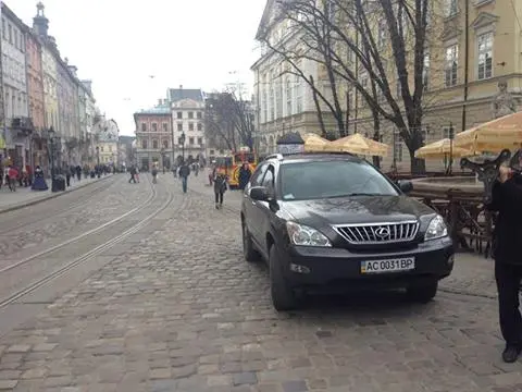 Водії Львова паркують авто у пішохідних зонах