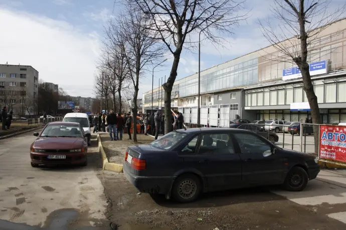 Біля візового центру у Львові на Садовій заборонили стоянку (ОНОВЛЕНО)
