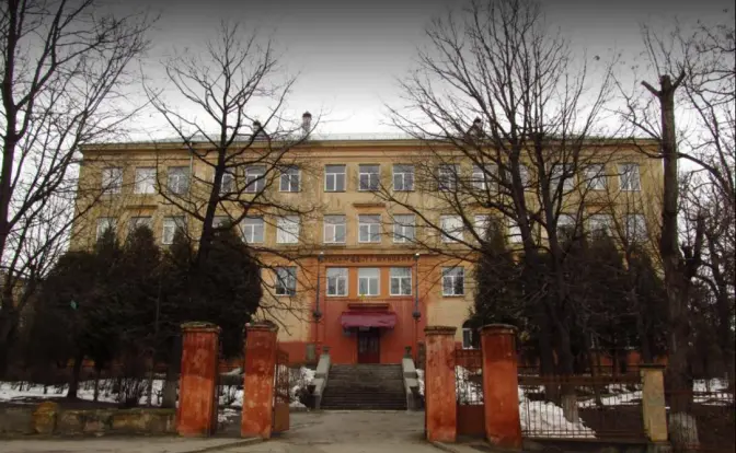 Сходову клітку у школі №44 відновлять до середини серпня
