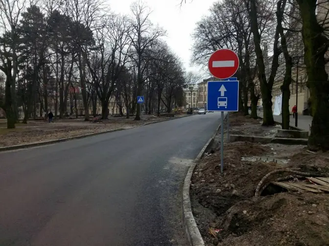 У Львові дискутують, чи відкривати проїзд через площу св. Юра усім авто
