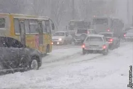 Сніг у Львові прибиратимуть весь день