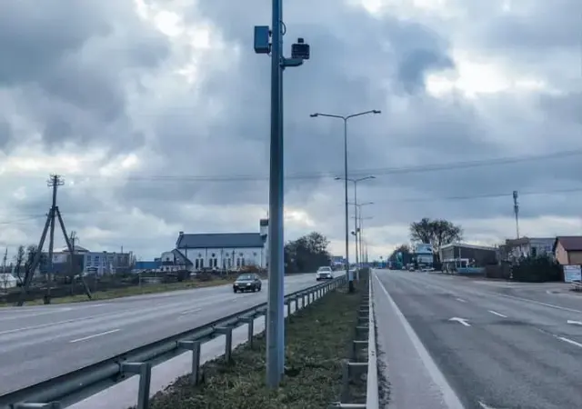 За кілька годин роботи камери на Львівщині зафіксували понад 800 порушень ПДР