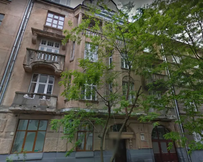 В історичному будинку на вулиці Стецька відреставрували балкони і фасад. Фото до і після