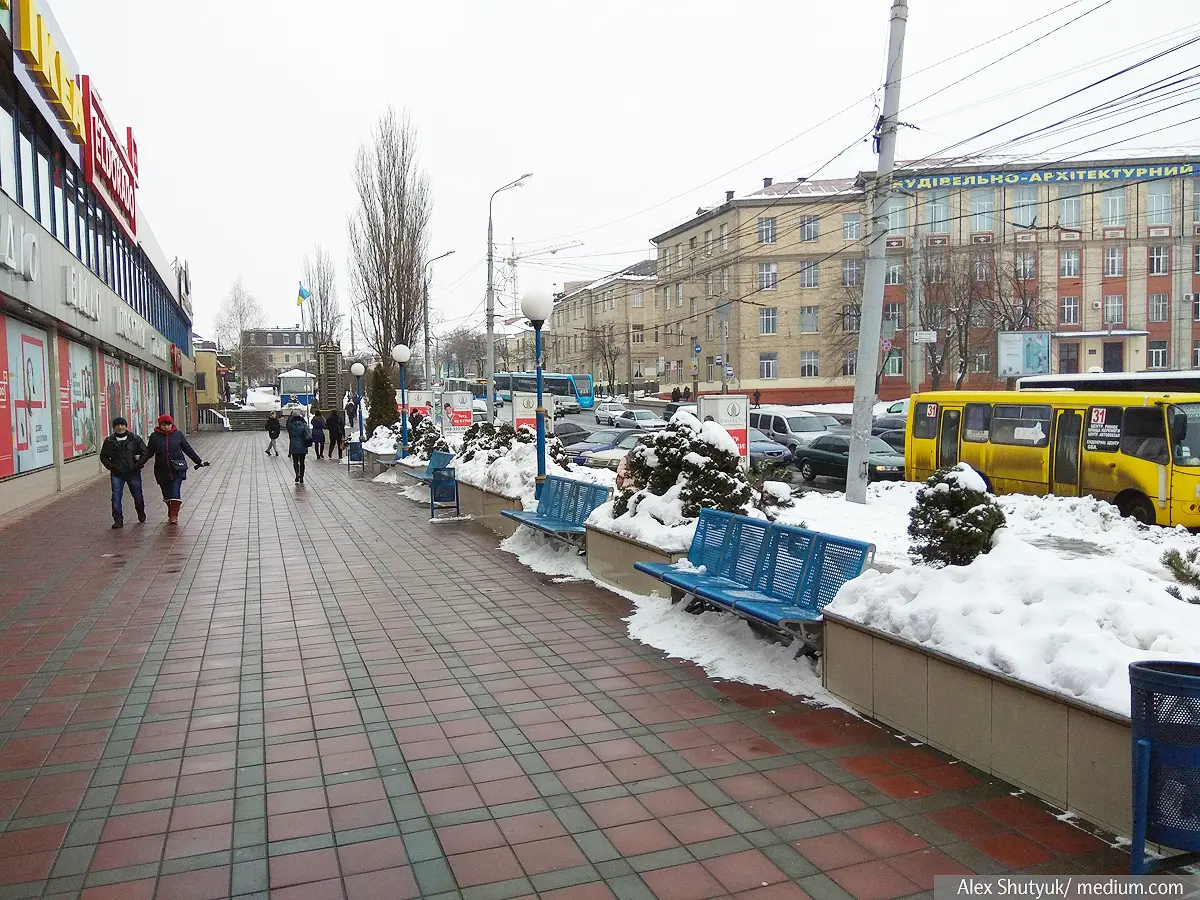 Чисто і без піску. Як у Вінниці вирішили проблему слизьких тротуарів