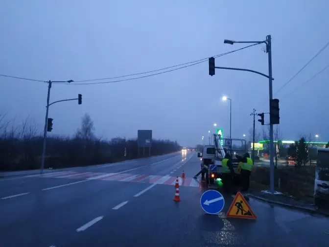 На трасі Львів – Рава-Руська у Жовкві встановили новий світлофор. Фото