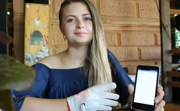 Студентка створила рукавицю, яка озвучує жести через смартфон