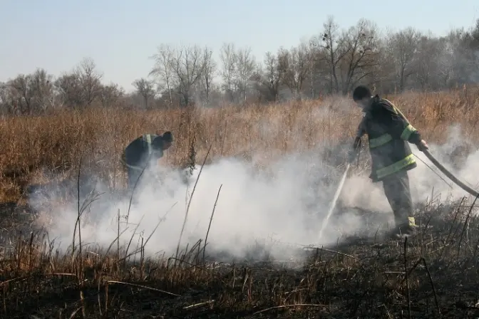 На Львівщині вогнеборці продовжують гасити пожежу на торфовищі