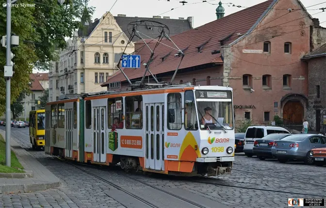 У центрі Львова – затор із трамваїв через припарковане авто. Фото