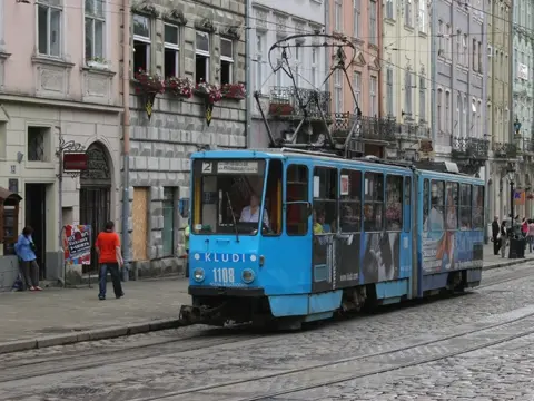 У Львові на розі Підвальної і Руської замінили аварійну колію. Фото