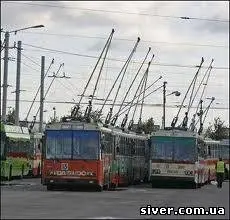 У центрі Львова в заторі стоять тролейбуси та маршрутки