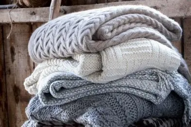Львів'ян просять принести для безхатьків теплий одяг і взуття