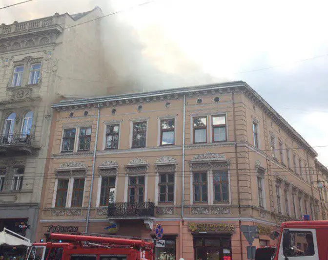 Пожежа в центрі Львова: вогонь пошкодив три квартири