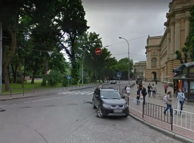 Біля львівського університету Франка облаштують ще одну смугу для громадського транспорту