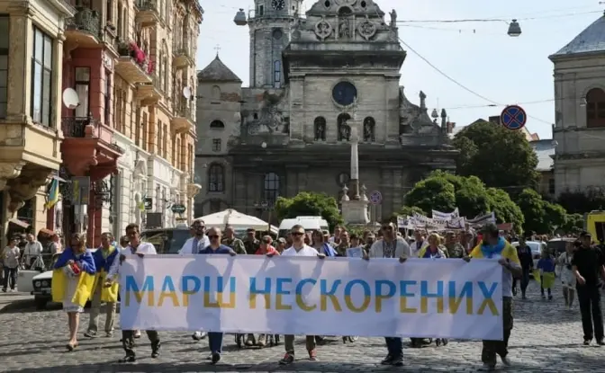 Волонтер з Донецька, пані Лавра з Чупринки. Репортаж з Маршу нескорених у Львові