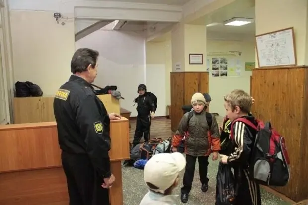 Охоронниця, що пропустила у львівську школу перевдягнутого в жінку чоловіка, отримала догану