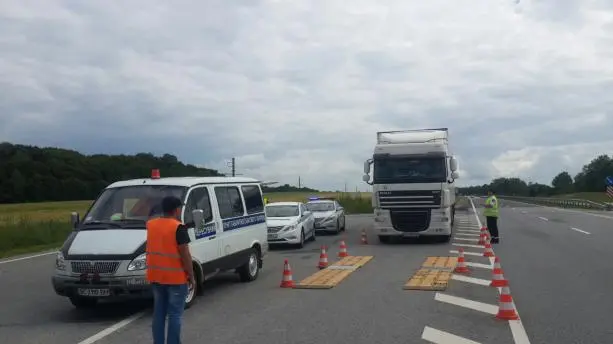 На дорогах Львівщини важать вантажівки