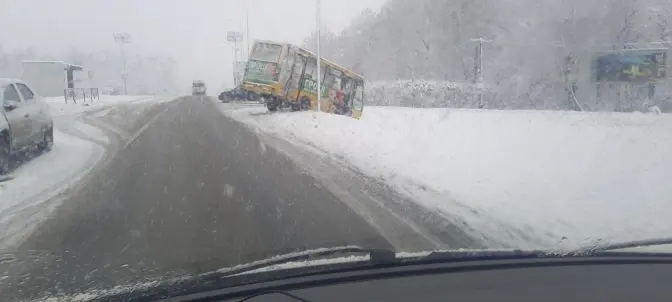 У ДТП біля Львова потрапив приміський автобус