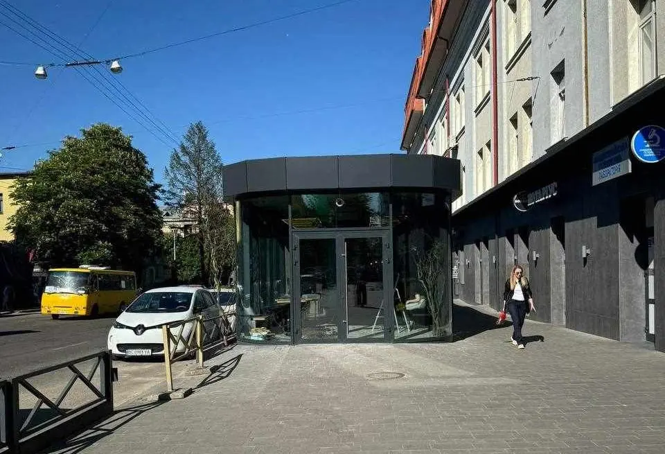 На місці підземного переходу у Львові незаконно збудували МАФ