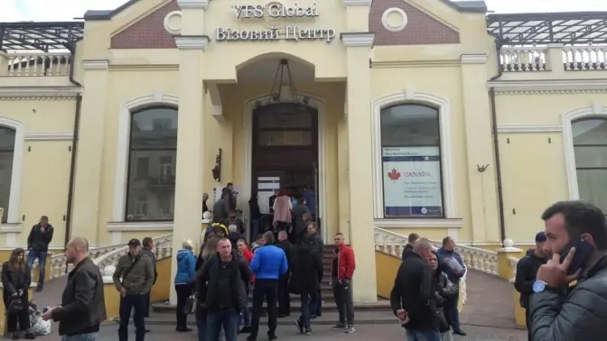 Відео дня. Величезна черга людей біля візового центру на Джерельній у Львові