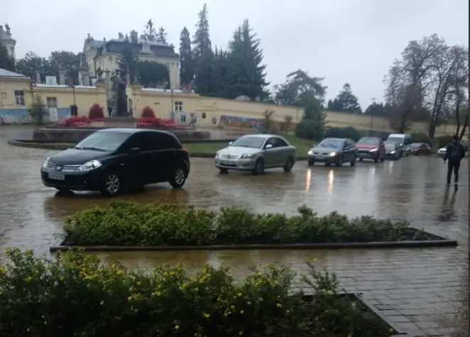 Через ремонт Бандери автівки у Львові їдуть через відреконструйований сквер біля Церкви Юра