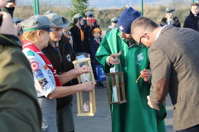 Львівські пластуни отримали Вифлеємський вогонь миру від польських харцерів. Фото