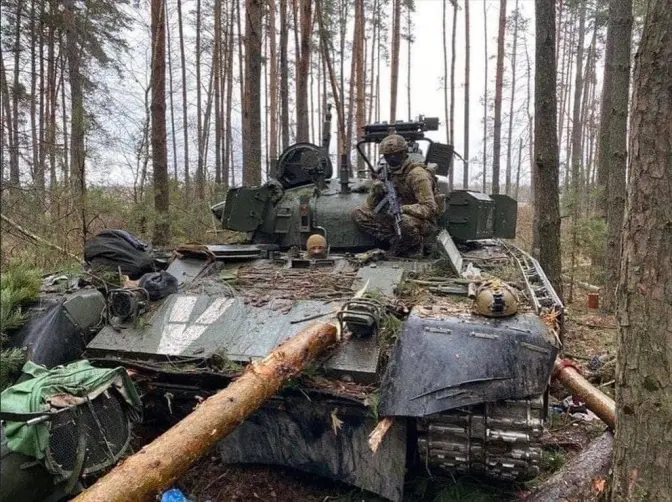 Окупанти втратили більше 15 тисяч солдатів, понад 500 танків та півтори тисячі бронемашин