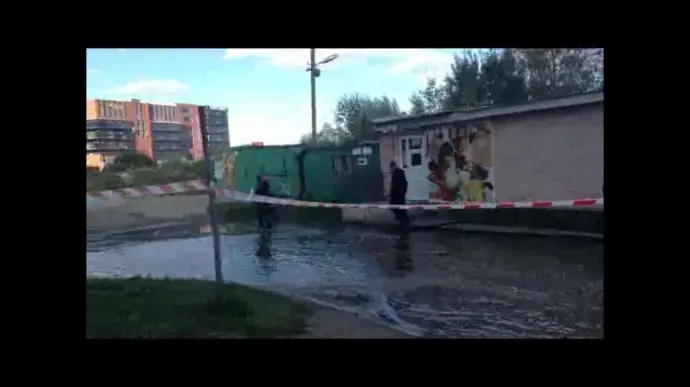 На вулиці Окуневського у Львові калюжа заблокувала дорогу