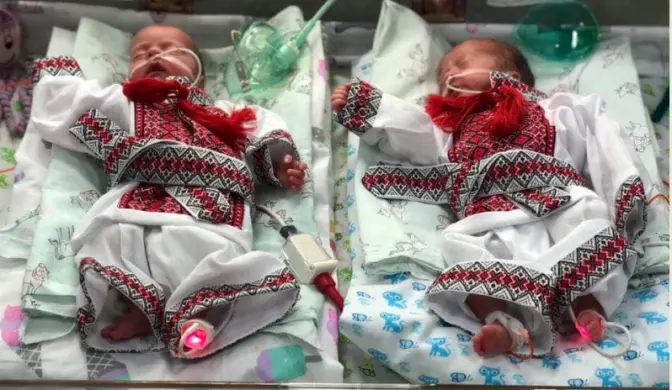 Вишиванка як оберіг. У Львові немовлят у пологових одягнули у перші вишивані сорочки