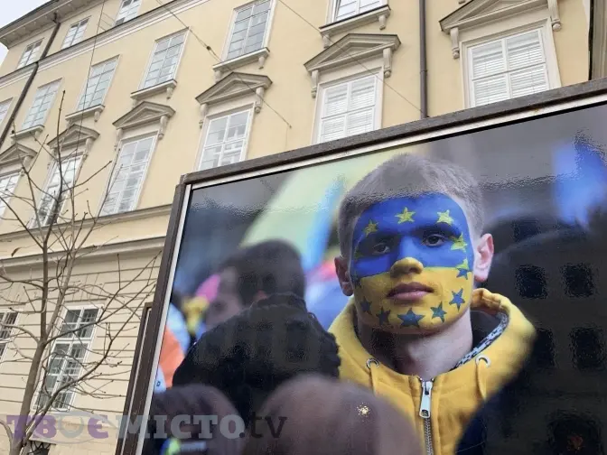 На площі Ринок відкрили виставку «Євромайдан у Львові. Початок». Фото