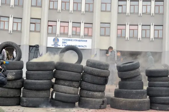 У Львові активісти блокують податкову. Фото