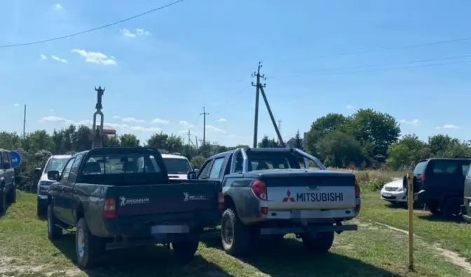Керівника благодійного фонду на Львівщині викрили на продажі автомобілів, призначених для ЗСУ