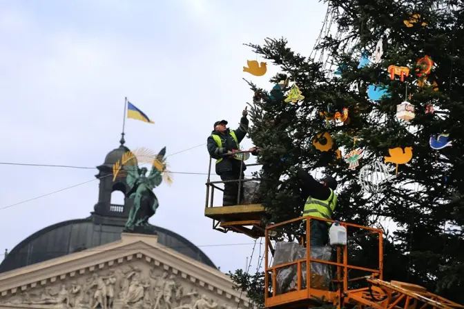 Фото дня: як у Львові прикрашали головну ялинку міста