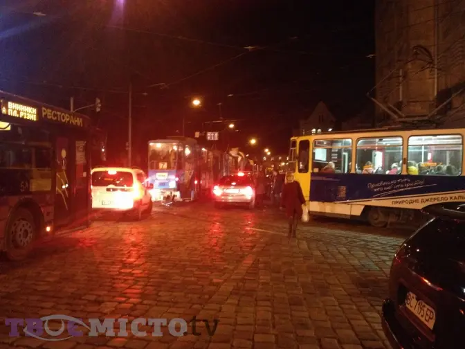 Ситуація на дорогах Львова. Ускладнений рух на Підвальній