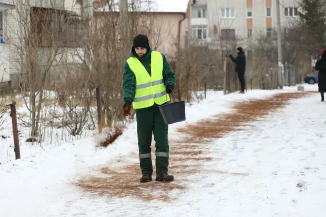 Як Львів прибирають від ожеледиці та куди звертатись, якщо тротуари не посипані