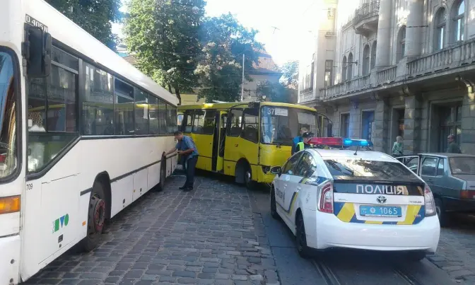 Ситуація на дорогах Львова: затор на Підвальній