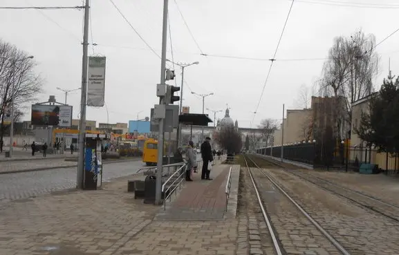 У Львові на зупинках транспорту встановлять нові дорожні знаки