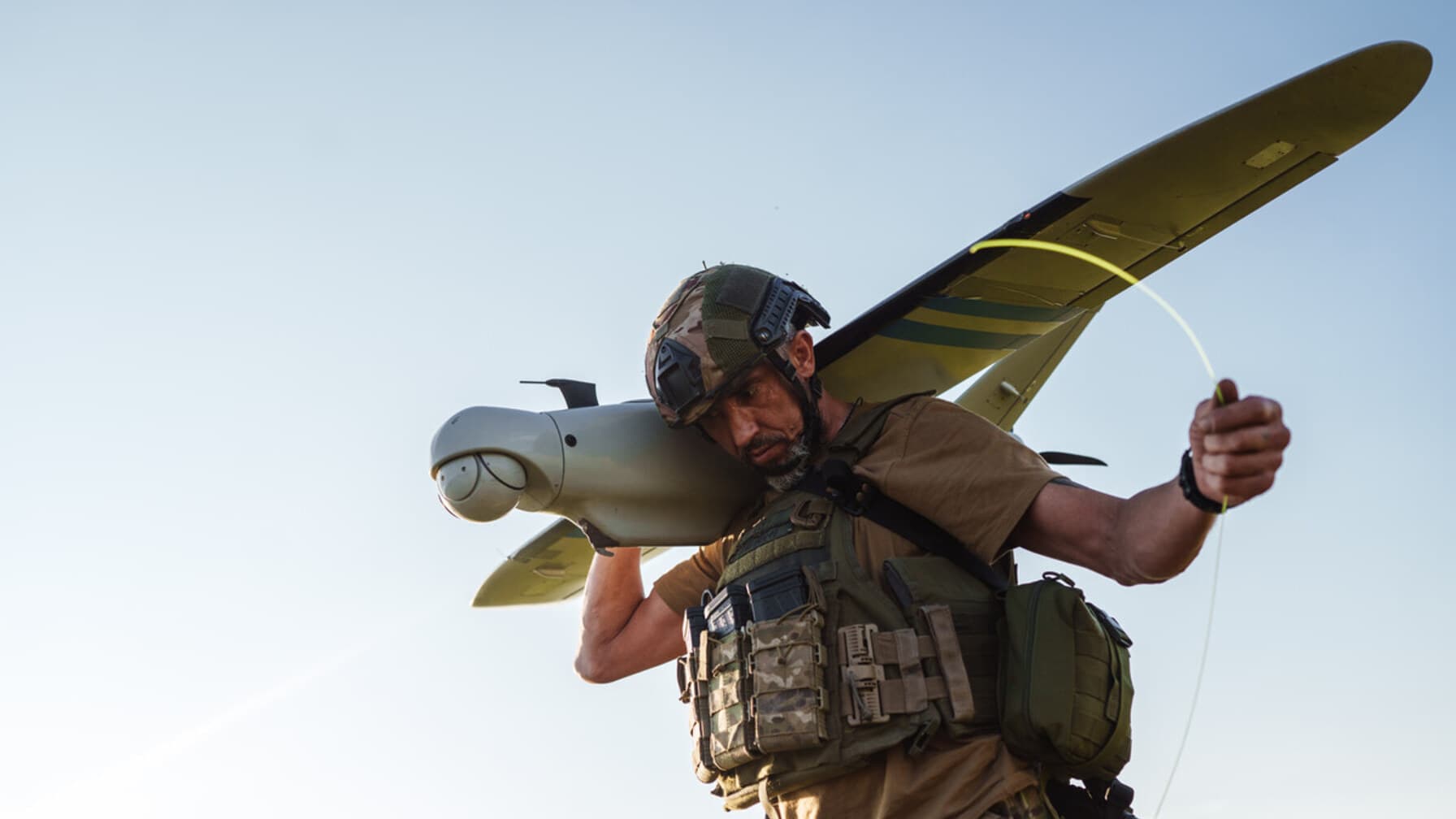 На фото боєць Хартії тримає на плечах БпЛА. Автор: Сергій Коровайний