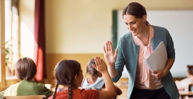 Зарплата вчителя у Львові найменша серед всіх працівників комунальної сфери