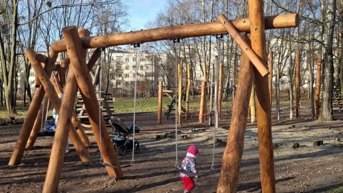 У львівському парку оновили ще два дитячі майданчики