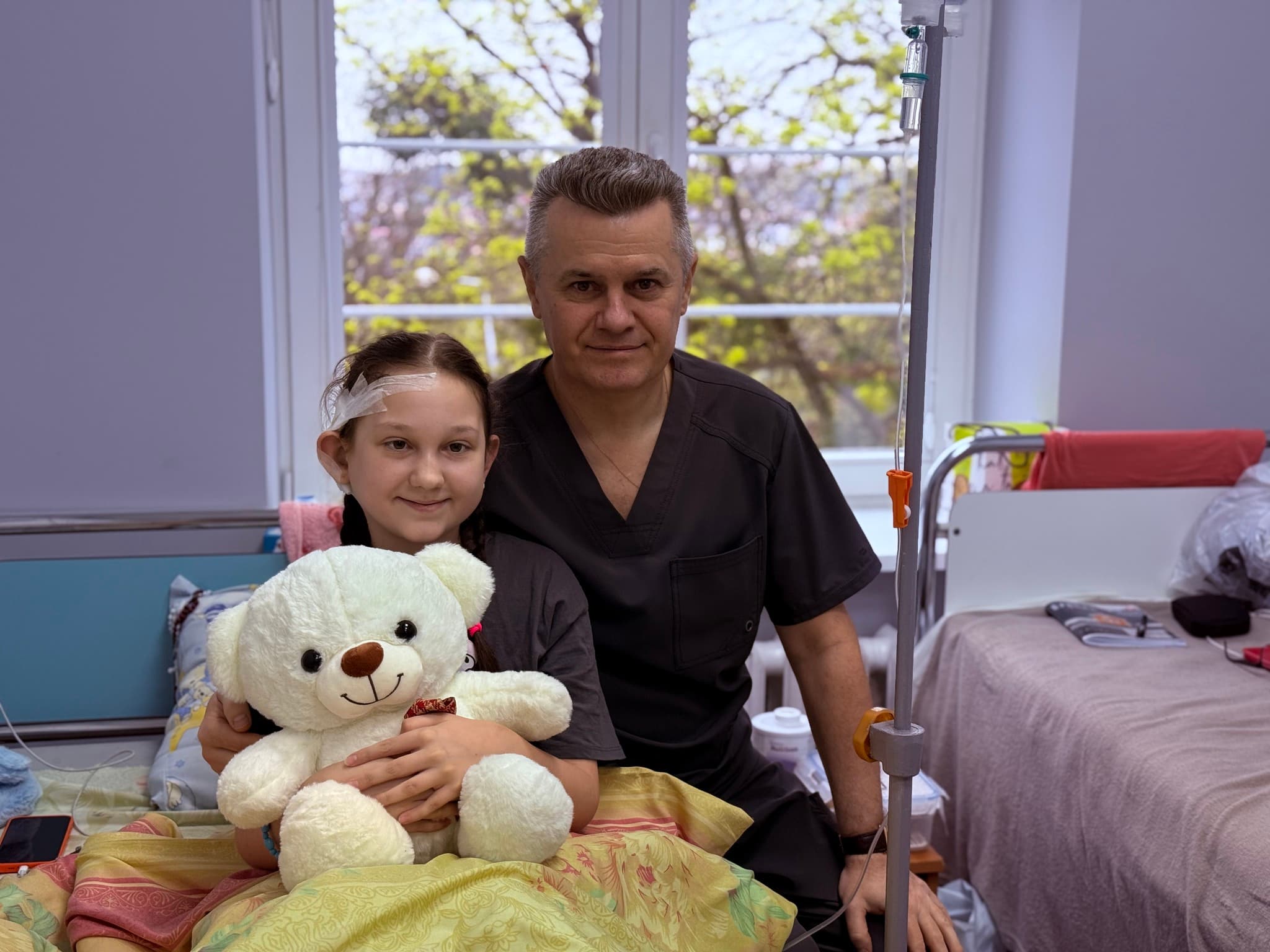 У 14-річної Анни зі Львівського району звичайний отит спричинив важкі ускладнення — менінгіт і сепсис / фото Центру дитячої медицини. Лікарня "Охматдит" .