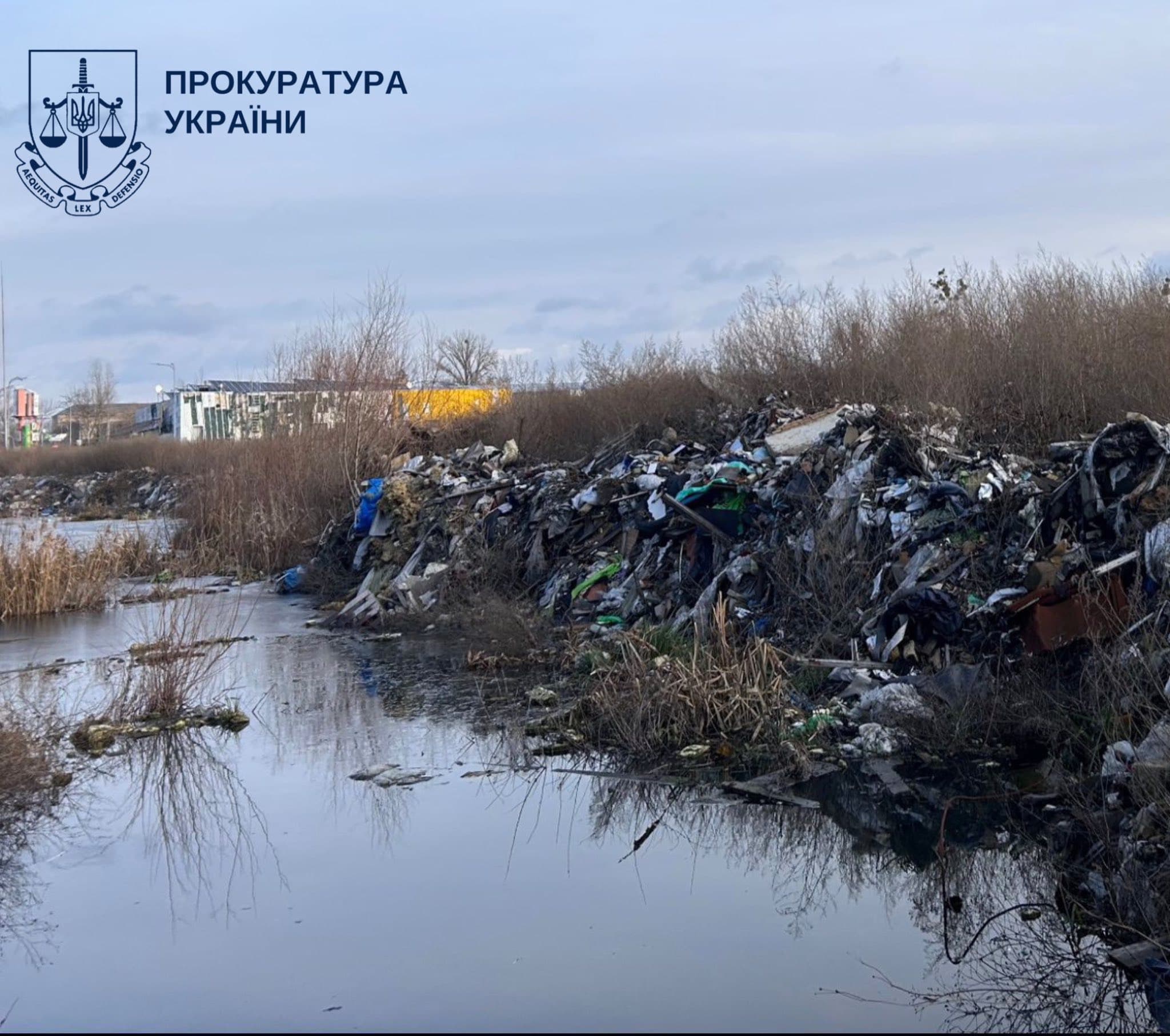 Незаконне сміттєзвалище в Ірпені. Фото: прокуратура