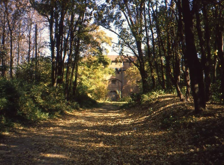 6. Велика північно-західна максиміліанська (артилерійська) вежа станом на 2001 р. Фотографія авторів.