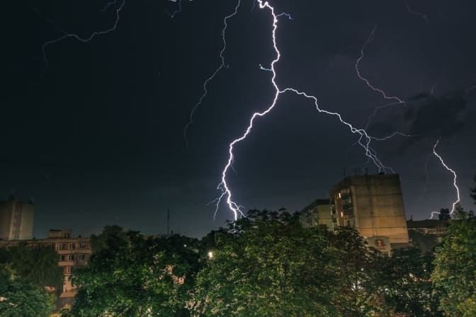 Грози, шквали та град. У Львові оголосили штормове попередження