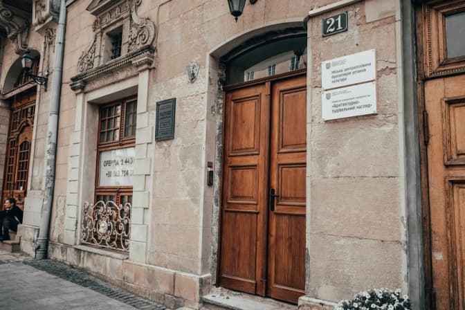 У Львові виготовили нову браму для кам`яниці на площі Ринок. Фото