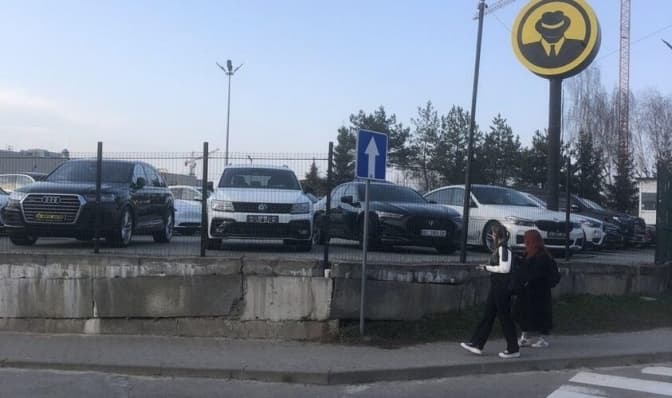 Компанія, яку зобов’язали покинути ділянку у Львові, оскаржуватиме рішення. Там продавали вживані авто