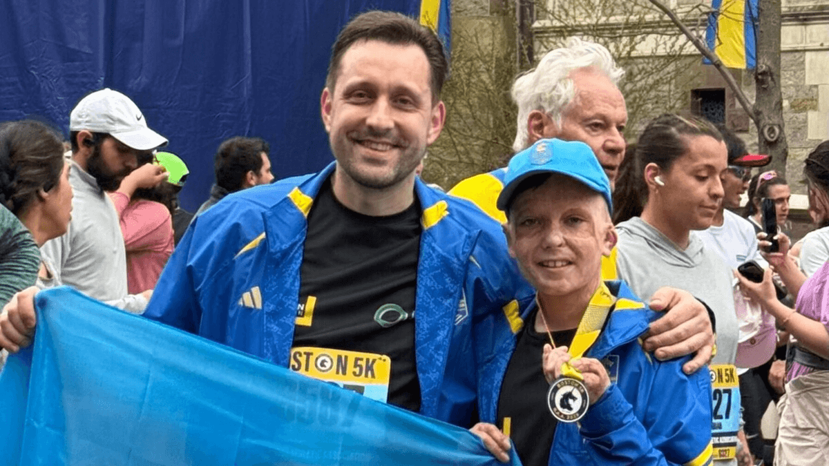 Львів’янин Ромчик Олексів, який вижив після ракетного удару, подолав 5 км на Бостонському марафоні