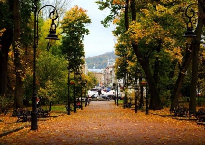 Новий 10-поверховий офісний центр і бюджетний переділ між ЛОР і ЛОДА. Головне за добу