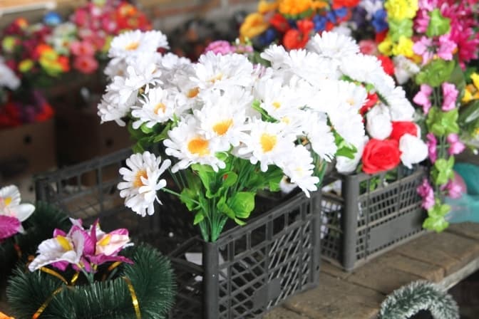 Львів'ян закликають не приносити на кладовища штучні квіти